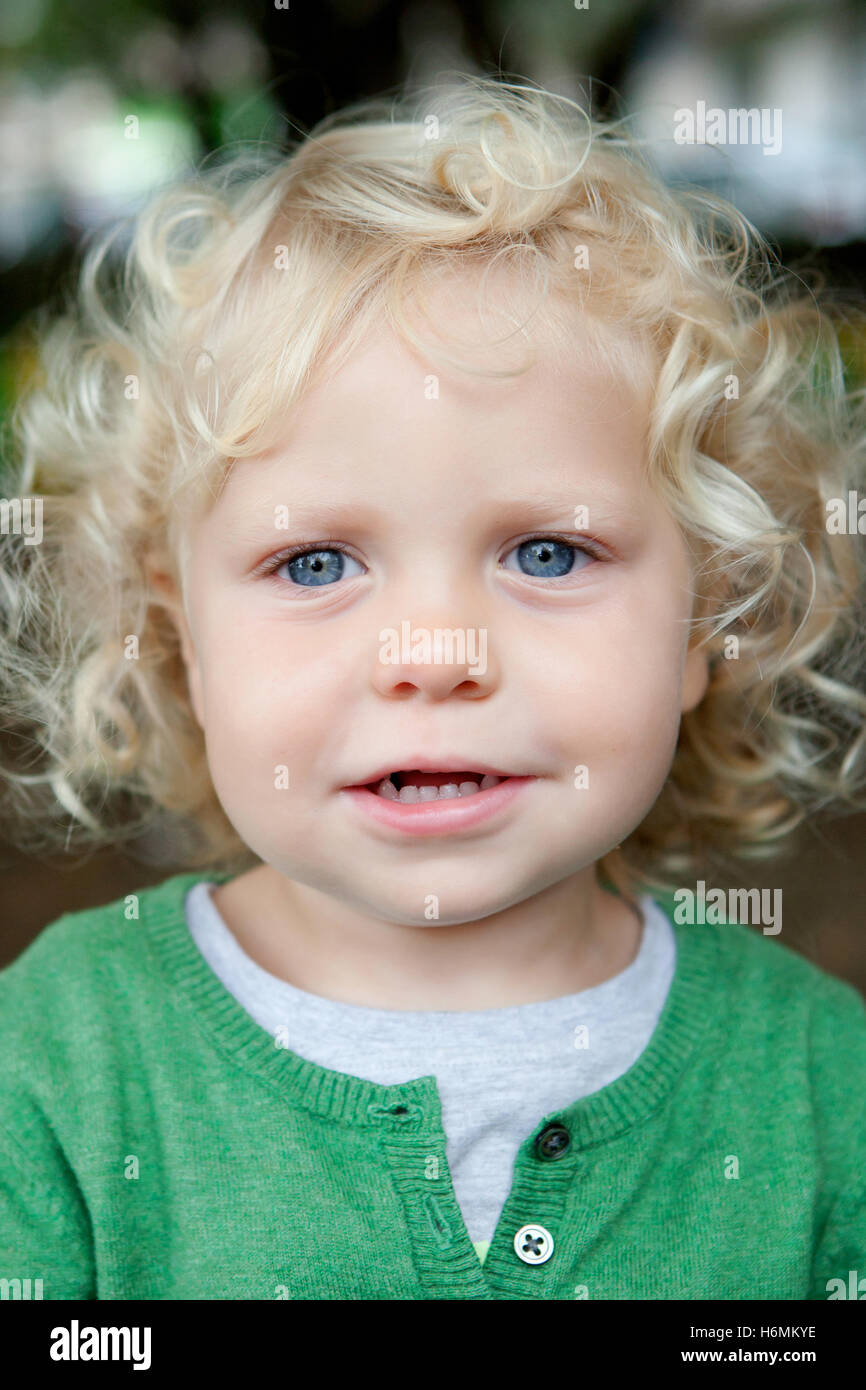 Petit Bebe Garcon Avec Friser Les Cheveux Et Les Yeux Bleus Smiling Photo Stock Alamy