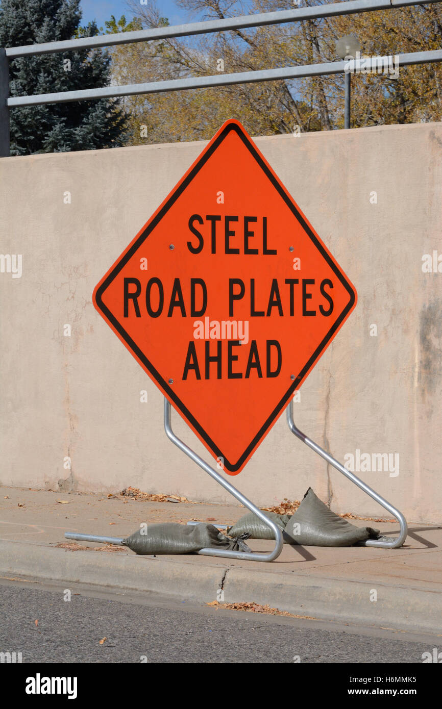 La construction routière panneau d'avertissement pour les plaques d'acier sur route Banque D'Images