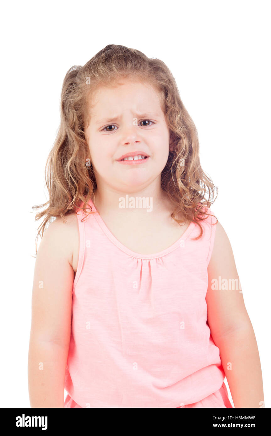 Cute little girl avec trois ans en larmes sur un fond blanc Banque D'Images