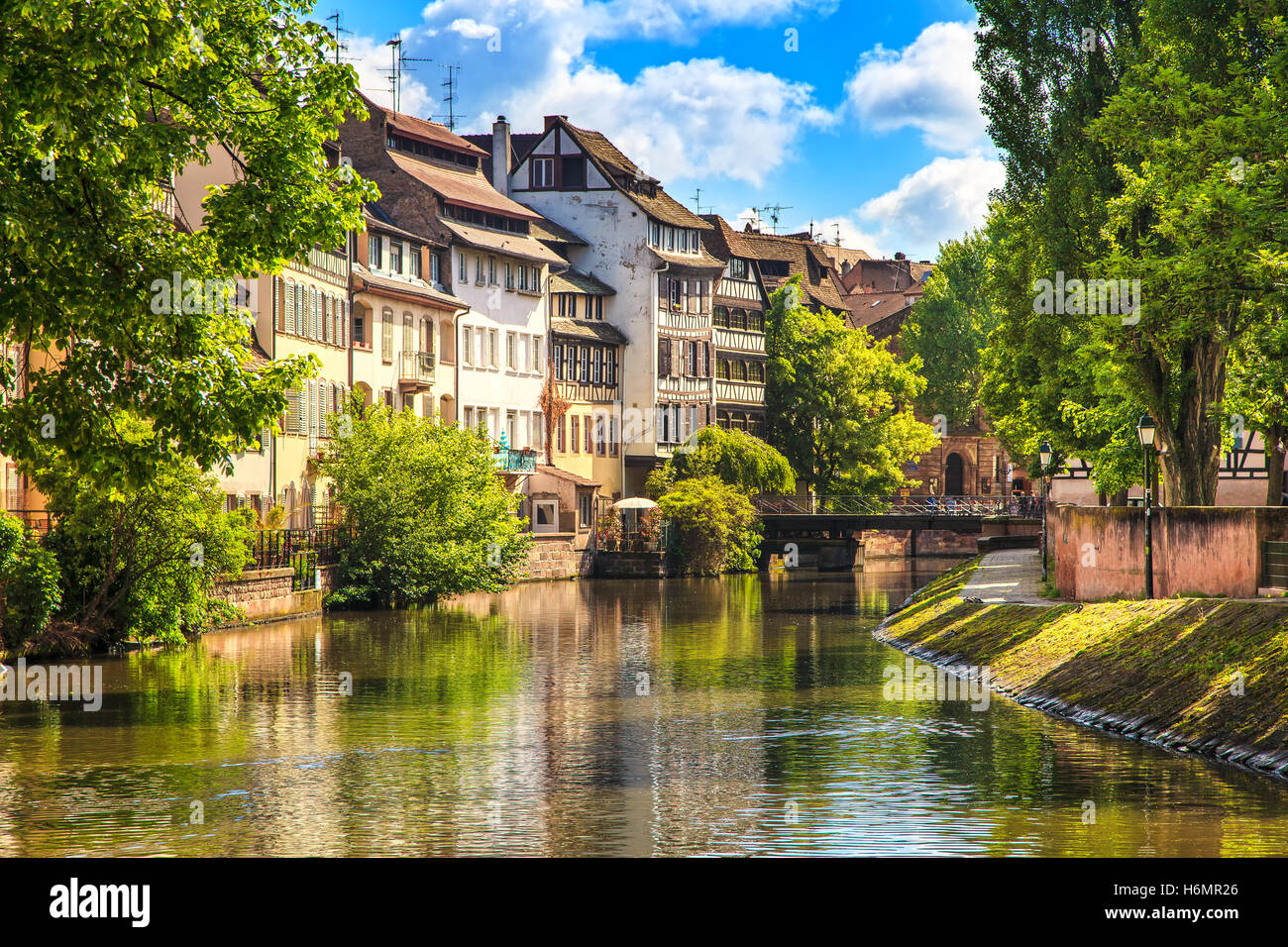 Strasbourg, de l'eau dans le canal de la Petite France. Maisons à colombages et d'arbres à Grand Ile. Alsace, France. Site de l'Unesco. Banque D'Images Strasbourg, de l'eau dans le canal de la Petite France. Maisons à colombages et d'arbres à Grand Ile. Alsace, France. Site de l'Unesco. Banque D'Images