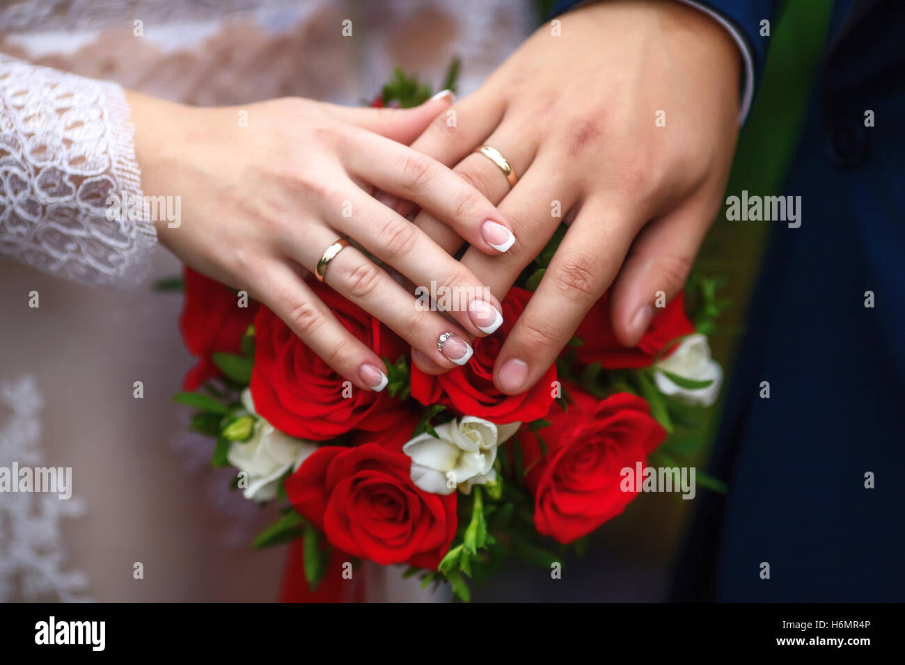 Mains de jeunes mariés sur bouquet de mariage. Concept de mariage Banque D'Images