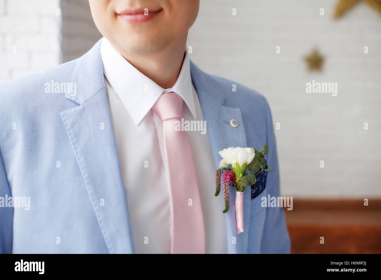 L'homme en bleu veste de costume et cravate rose, gros plan Photo Stock -  Alamy