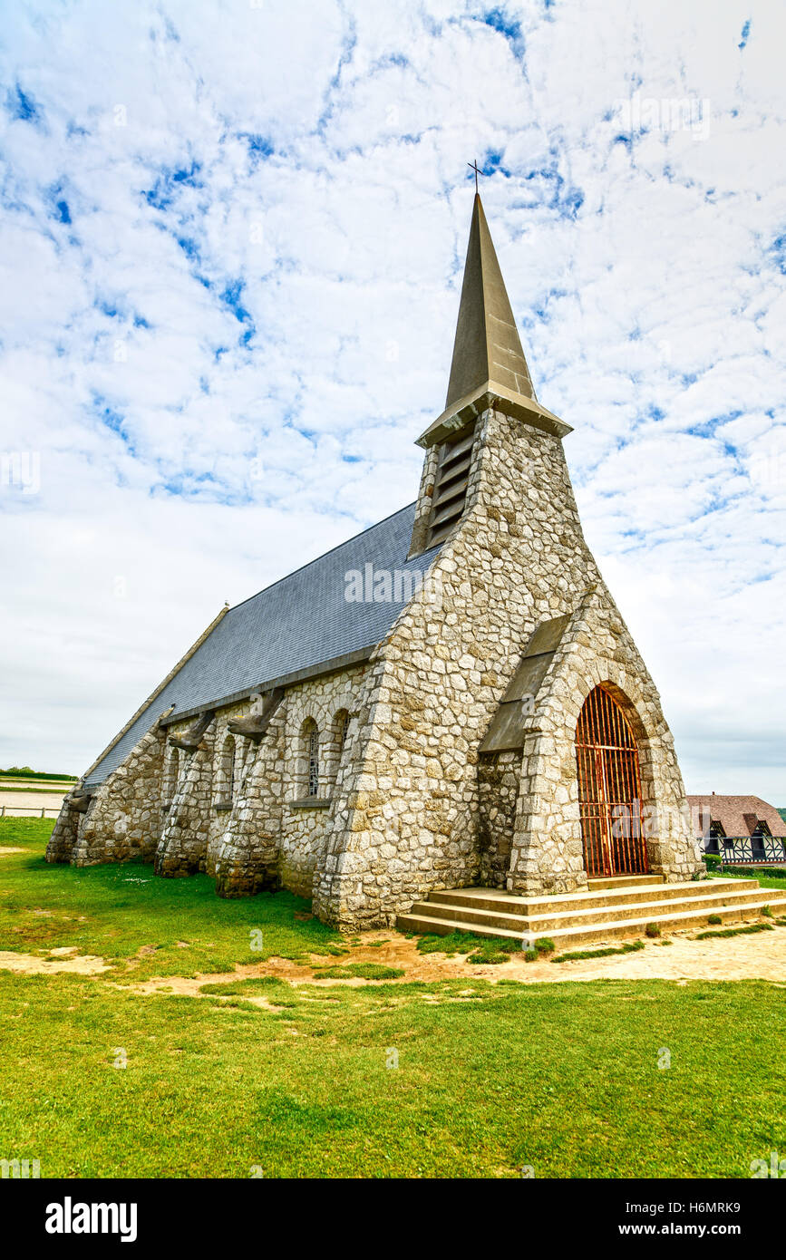 Eglise Notre Dame de la Garde chapelle, village d'Etretat, Normandie, France, Europe. Banque D'Images