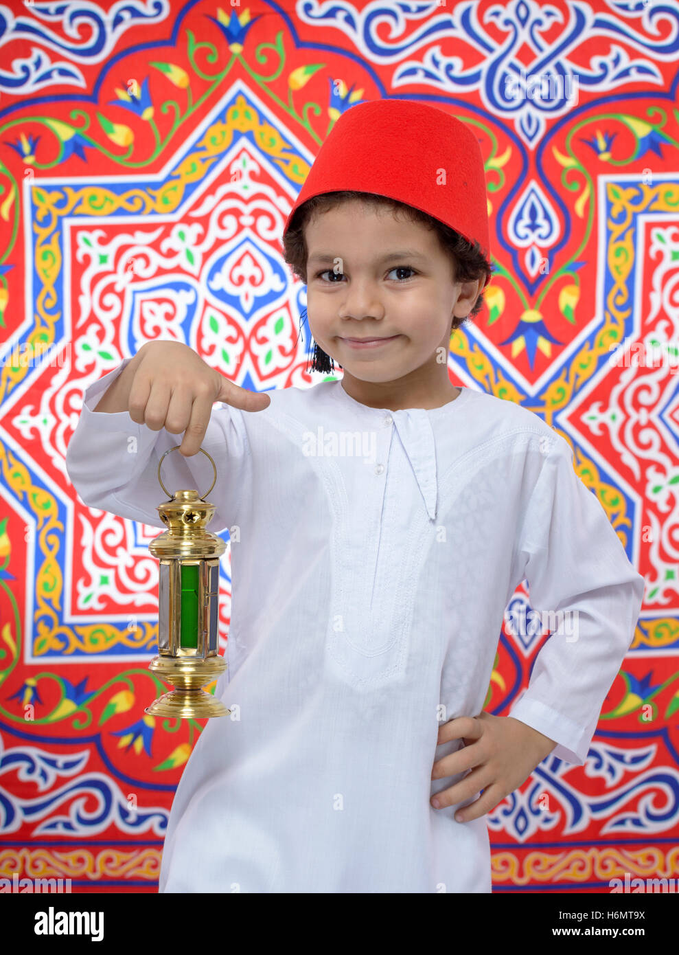 Happy Young Boy avec Fès et célébrer le ramadan lanterne sur tissu Ramadan Banque D'Images