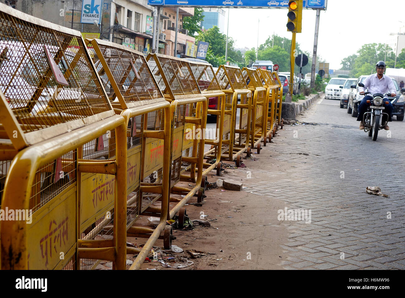 Le trafic transitant via road séparées par barricade de la police en perspective Banque D'Images