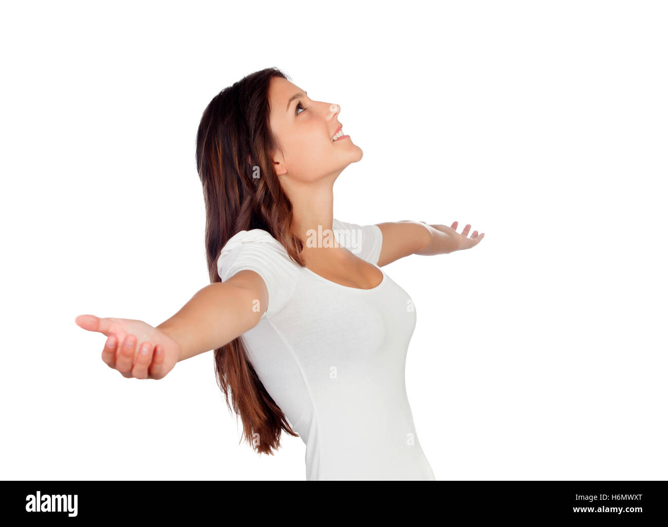 Young casual woman with arms outstretched symbolisant la liberté isolé sur fond blanc Banque D'Images