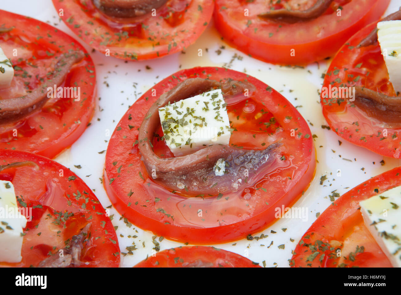 Tranches de tomate savoureuse avec du fromage et d'anchois Banque D'Images