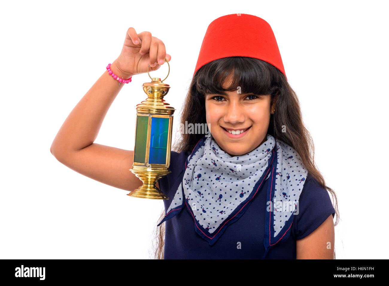 Happy Female Adolescent avec fez rouge Holding Ramadan Lantern isolé sur fond blanc Banque D'Images