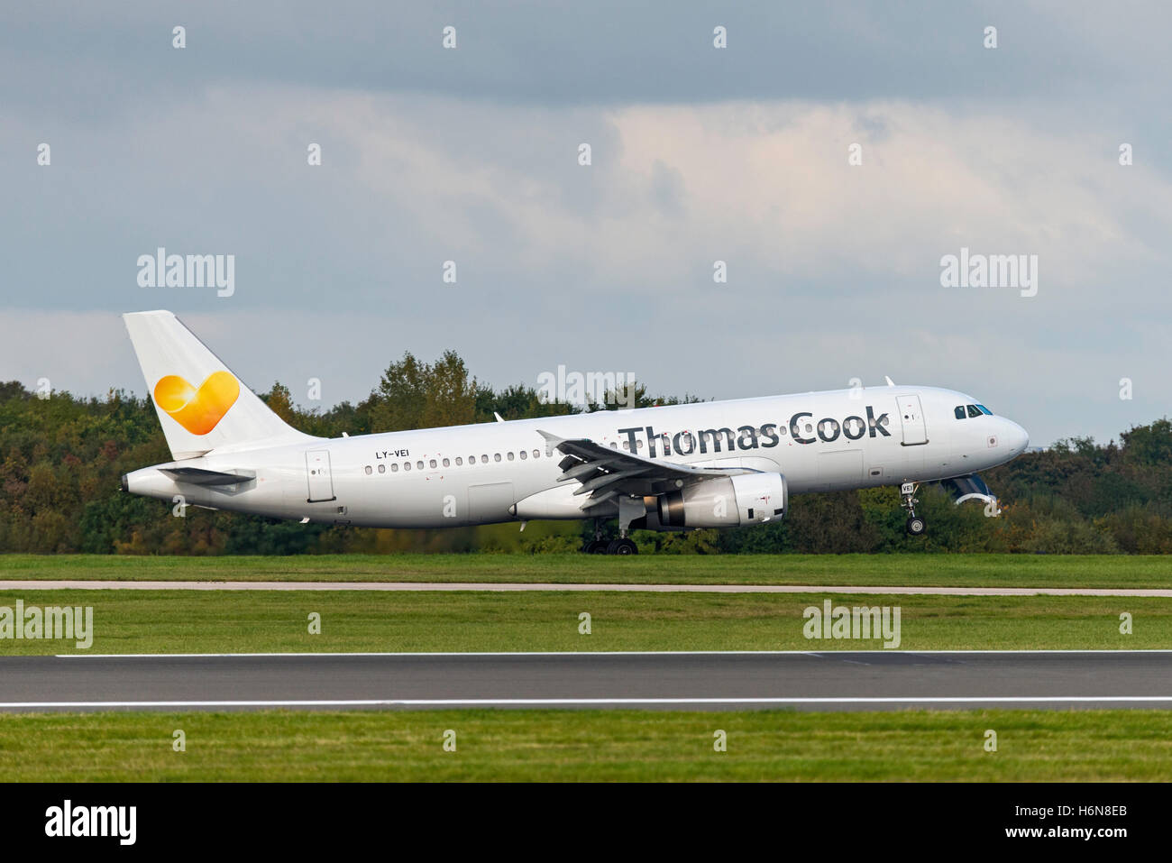 LY-VEI Airbus A320-233 Avion Express thomas Cook des arrivées. L'aéroport de Manchester en Angleterre. Banque D'Images