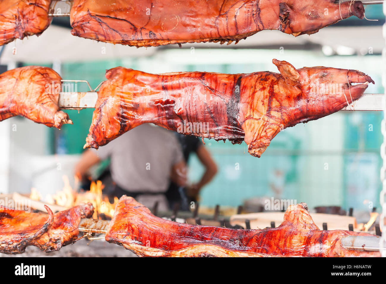 Les carcasses de porc rôti au four, sur le barbecue. Banque D'Images