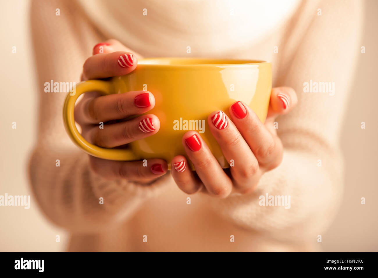 Women's Hands holding une tasse de boisson. Banque D'Images