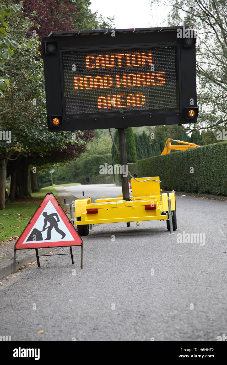 Un contrôle routier mobile, solar powered road sign de point-matrice affiche le message : Attention travaux à venir Banque D'Images