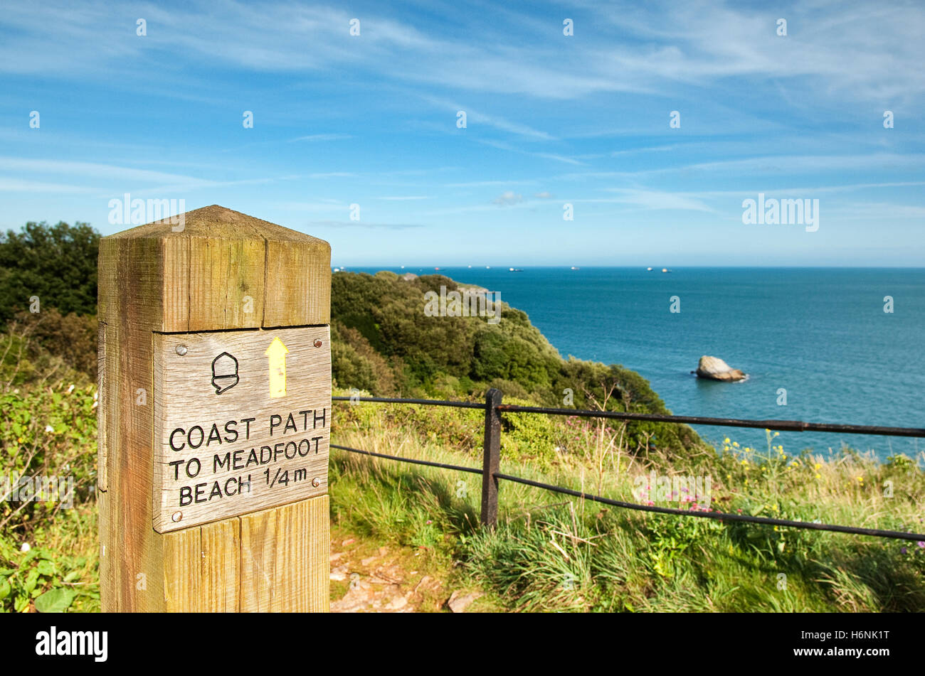 Chemin de la côte à la plage de Meadfoot '4 mile' sign post à côté de sentier avec vue sur la mer et la Shag Rock en arrière-plan sur une journée d'été. Banque D'Images