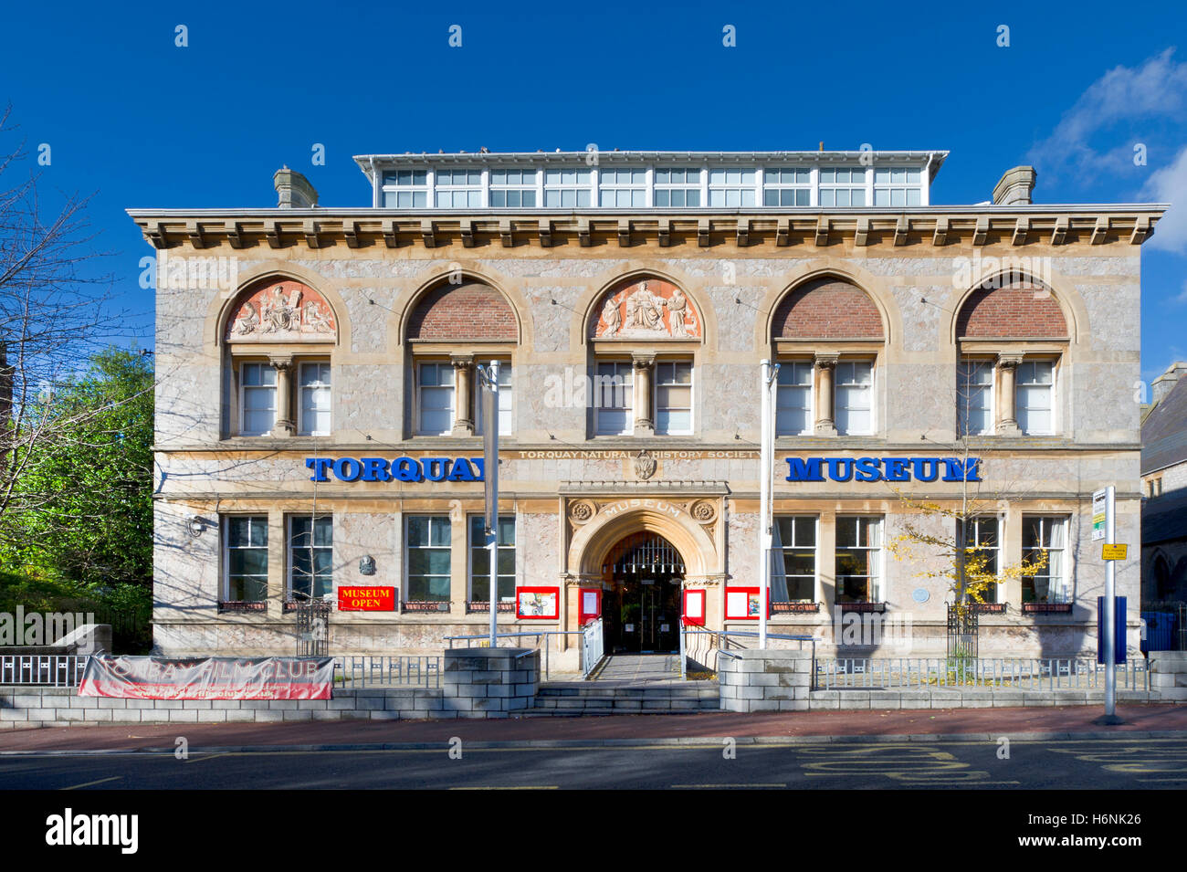 Le musée de Torquay, élévation avant et entrée principale contre un ciel bleu clair Banque D'Images