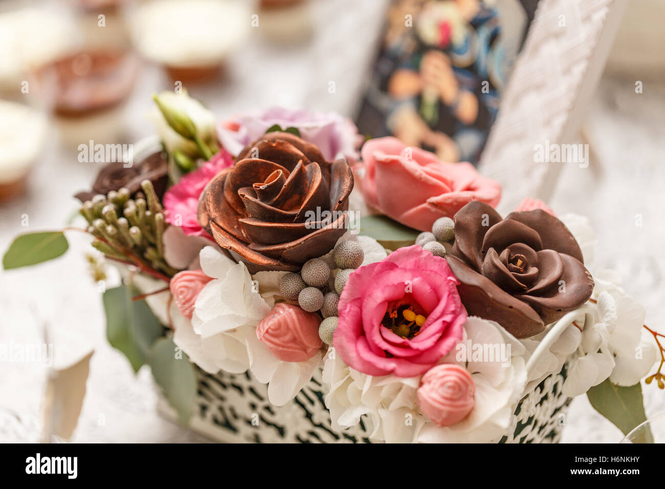 Réception de mariage délicieux dessert chocolat chocolat décoration avec des roses Banque D'Images