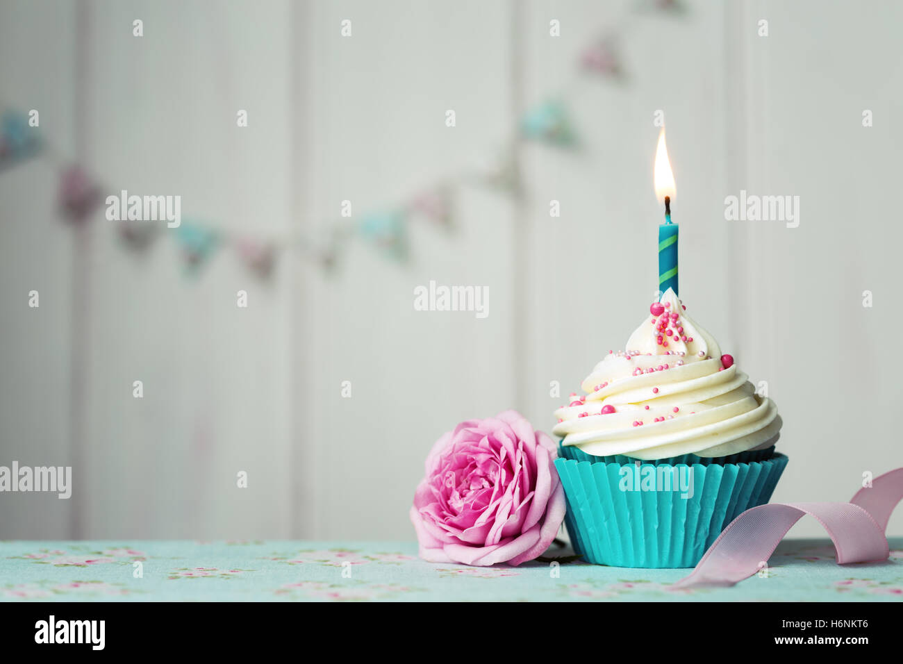 Cupcake avec seule bougie et rose rose Photo Stock - Alamy