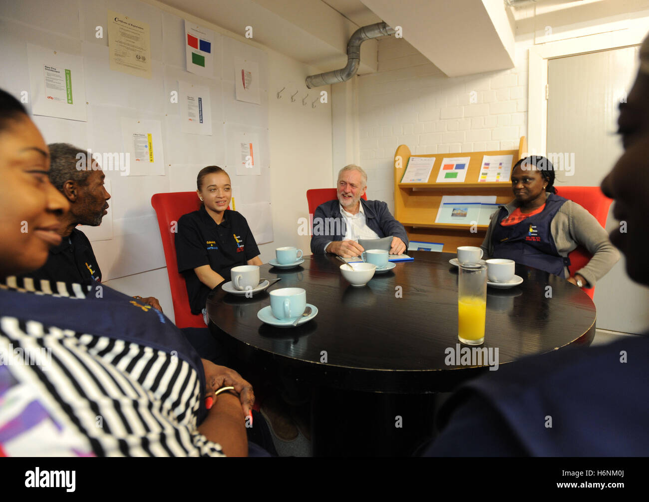 La chef du Parti du Travail parle avec Jeremy Corbyn (à partir de la gauche) Ashia Yabbey, Noel Skeete, Treanor-Johnson Tiffany, 17 ans, membre de l'entretien et nettoyage de l'apprenti, Leticia Mensah et Nana Owusuah au cours d'une visite à SoS Services de nettoyage, Londres, pour marquer la Semaine nationale de salaire de subsistance. Banque D'Images