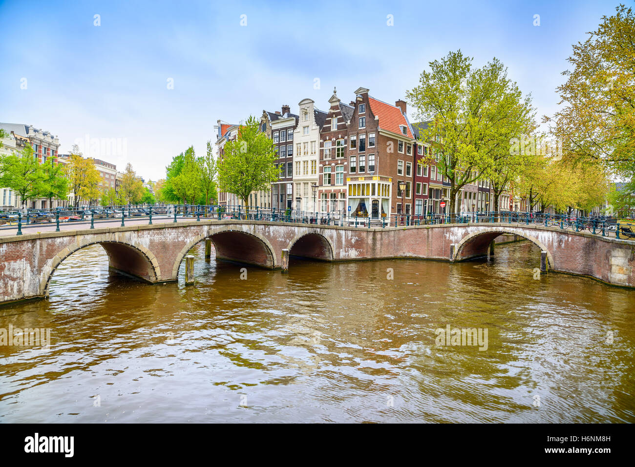 Amsterdam. L'eau et pont canal sur le coucher du soleil. La Hollande ou aux Pays-Bas. L'Europe. Banque D'Images