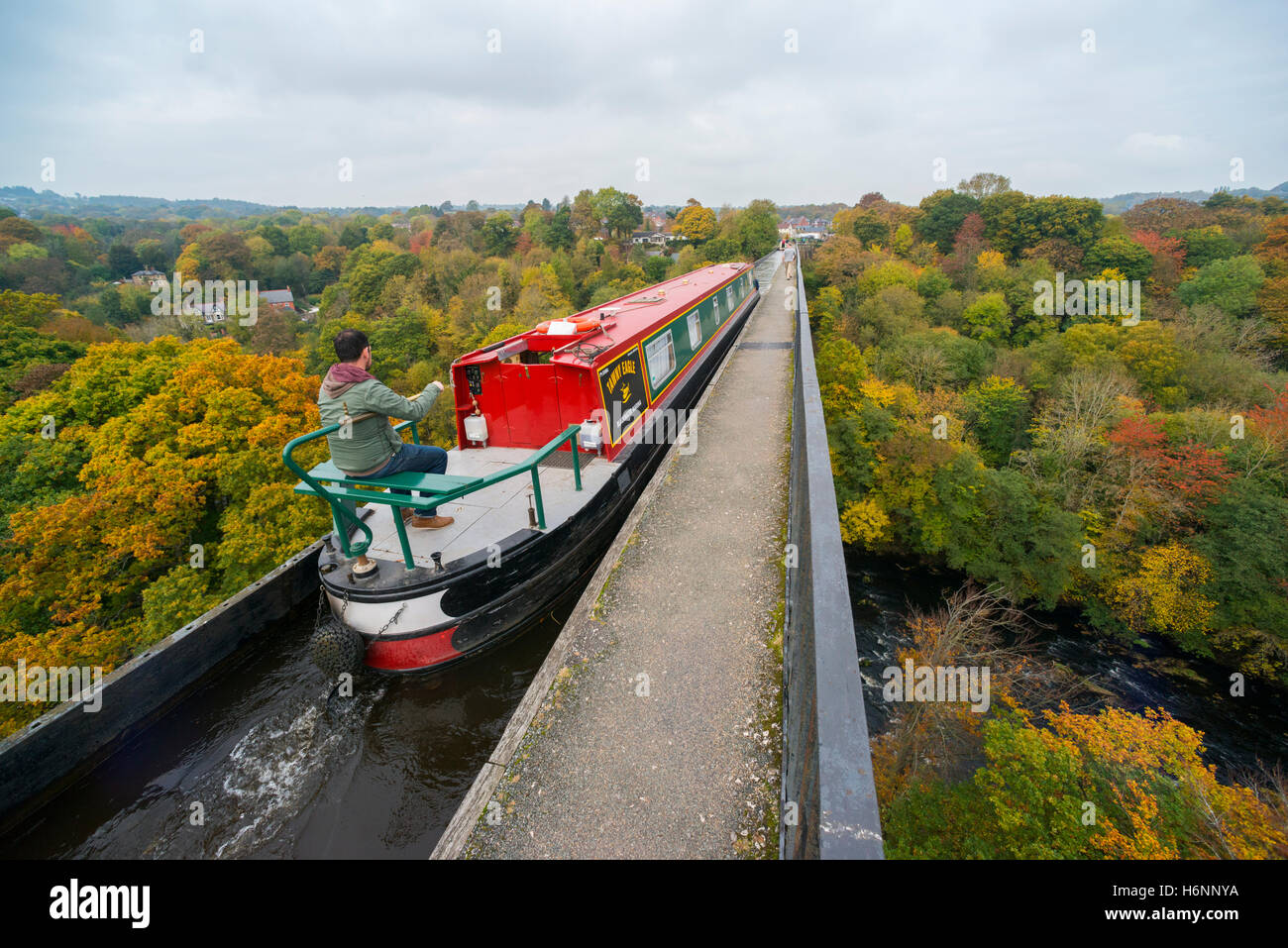 Bateau sur le canal de Llangollen,126ft au-dessus de la rivière Dee sur le pont-canal de Pontcysyllte, Wrexham, Wales. Banque D'Images