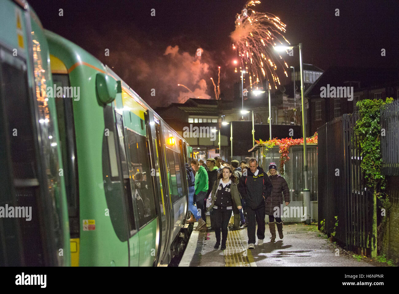 Les touristes voyageant en train à la gare de Lewes sur Bonfire Night ou festivités de la nuit de Guy Fawkes, East Sussex, England, UK Banque D'Images