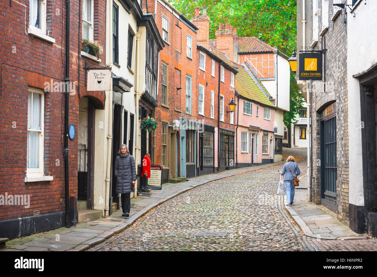 Elm Hill Norwich, vue sur les personnes marchant dans la région d'Elm Hill du quartier médiéval historique de la ville de Norwich, Angleterre, Royaume-Uni. Banque D'Images