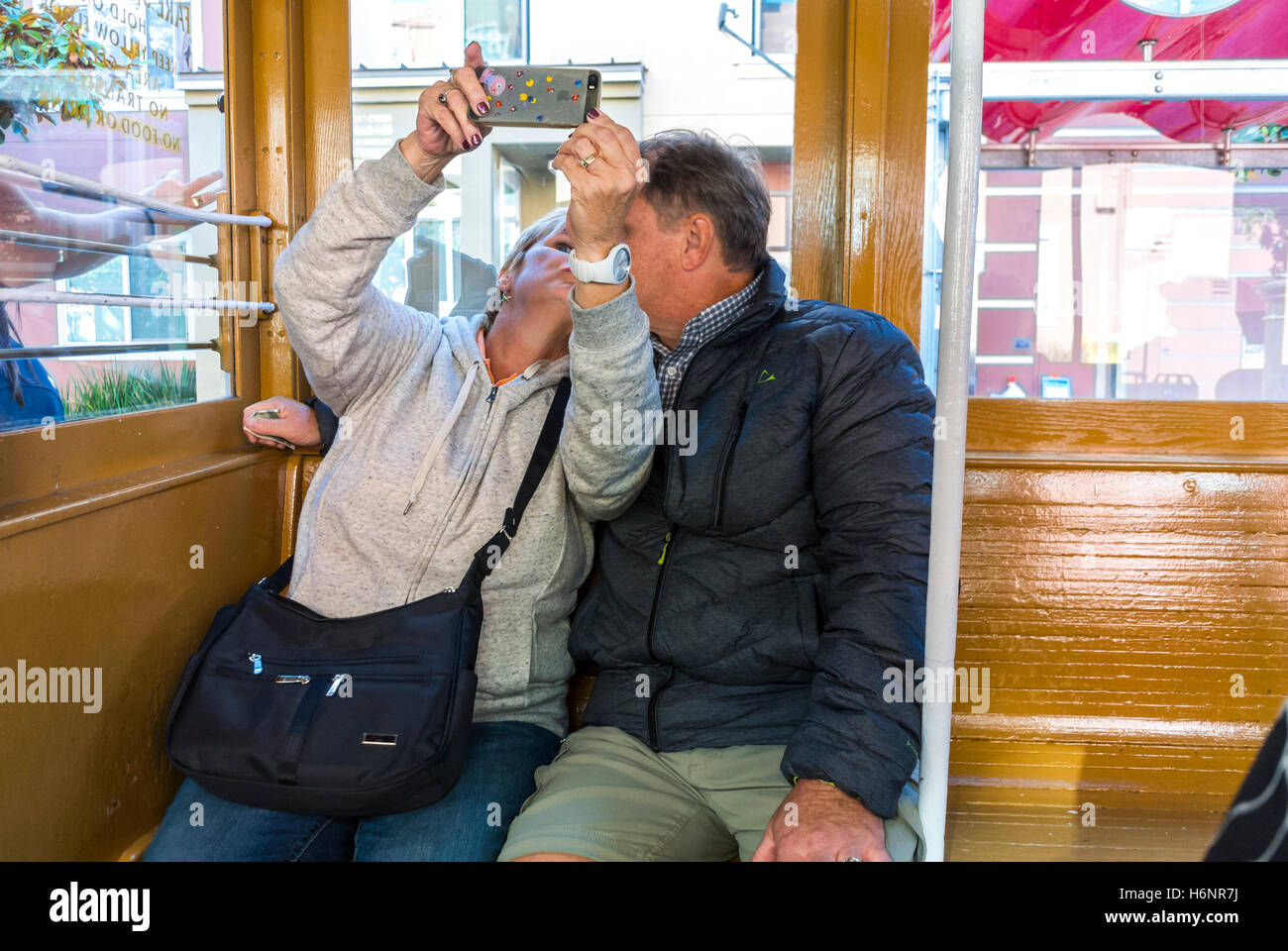 San Francisco, Californie, États-Unis, intérieur, tramway d'époque,Couple touristique, prise de selfies photos à l'intérieur, vacances historiques Banque D'Images