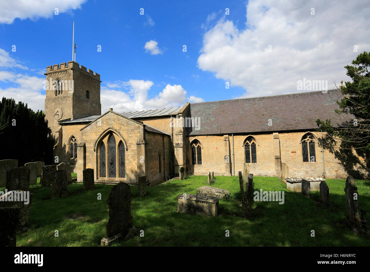 L'été, l'église paroissiale de St James, Castle Bytham village, South Kesteven, Lincolnshire, Angleterre. Banque D'Images