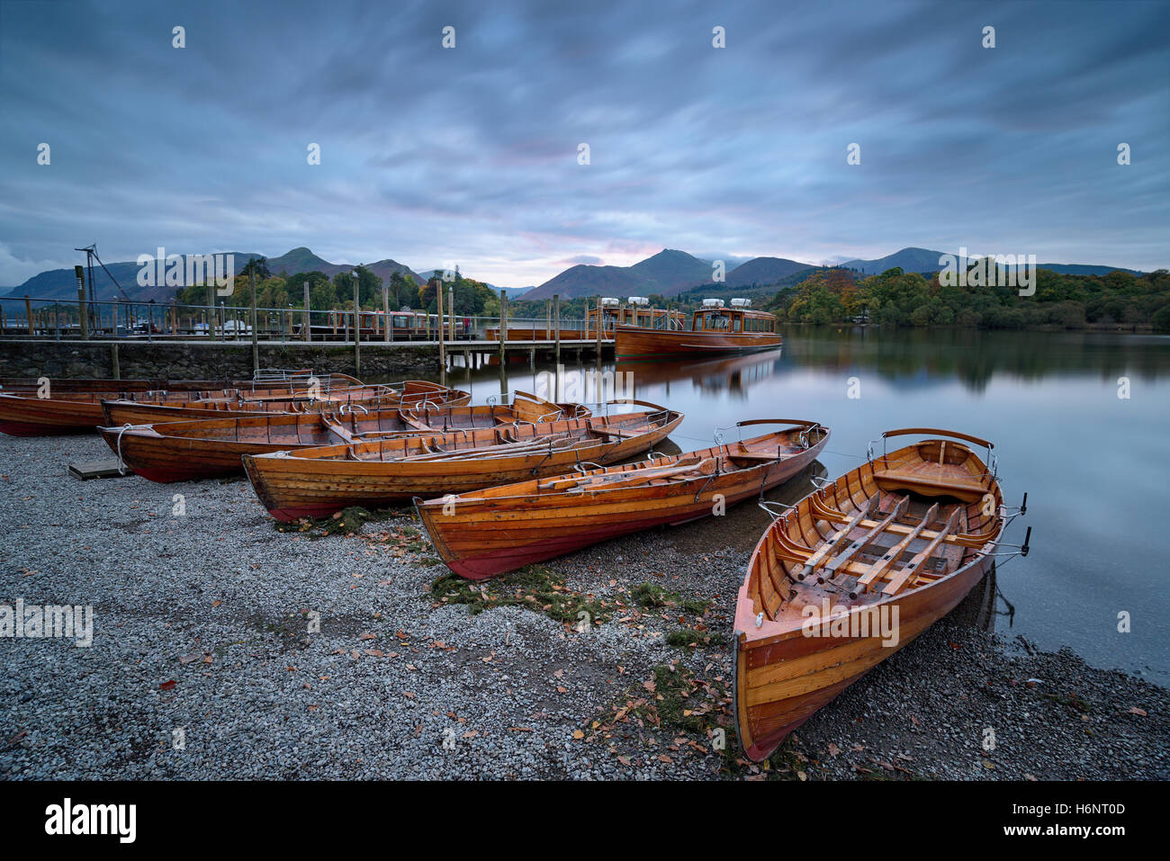 Bateaux sur la rive de Derwentwater Keswick à dans le Parc National de Lake District en Cumbrie Banque D'Images