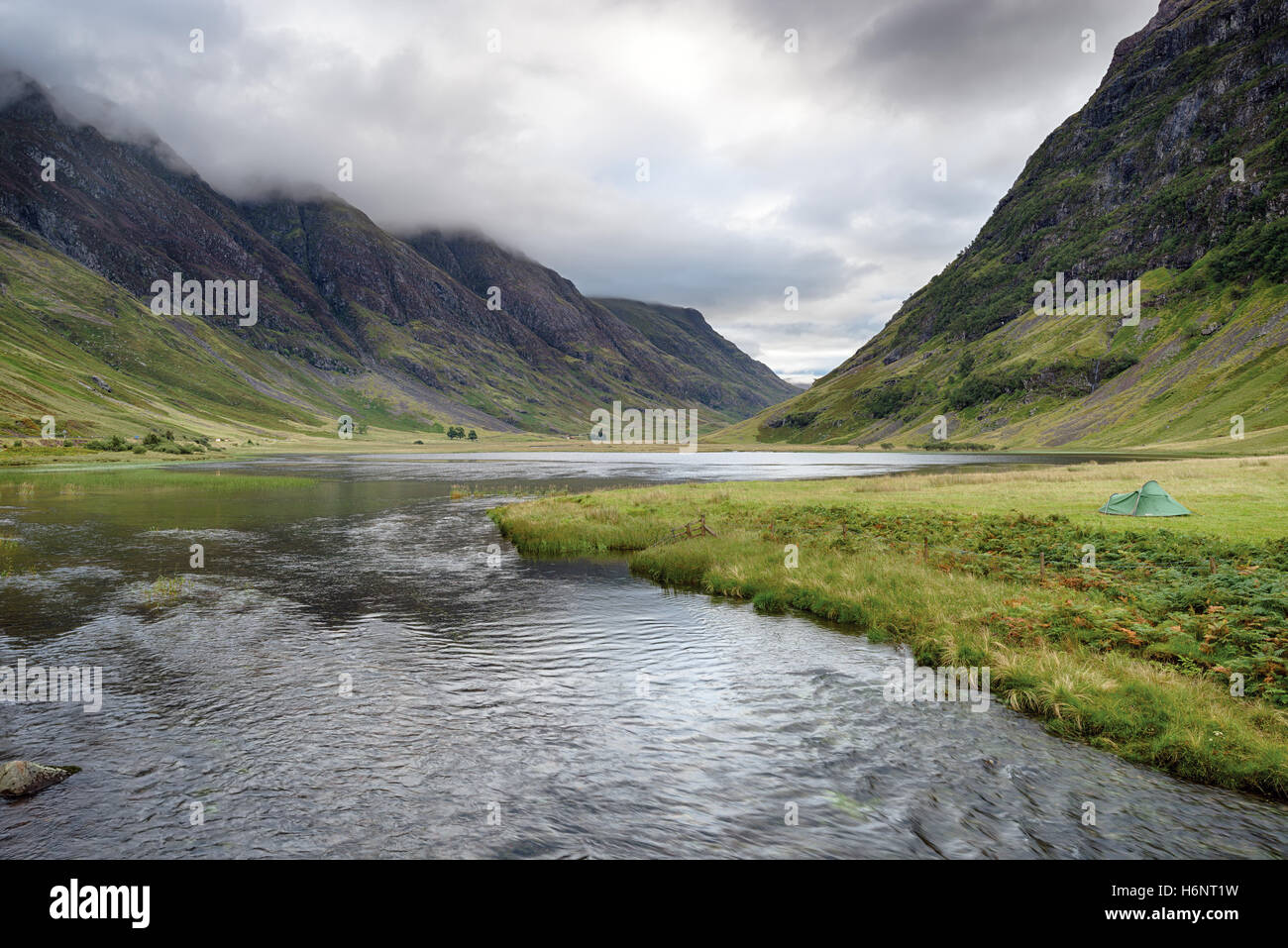 Une tente sur les rives du Loch Achtriochtan à Glencoe dans les highlands d'Ecosse Banque D'Images