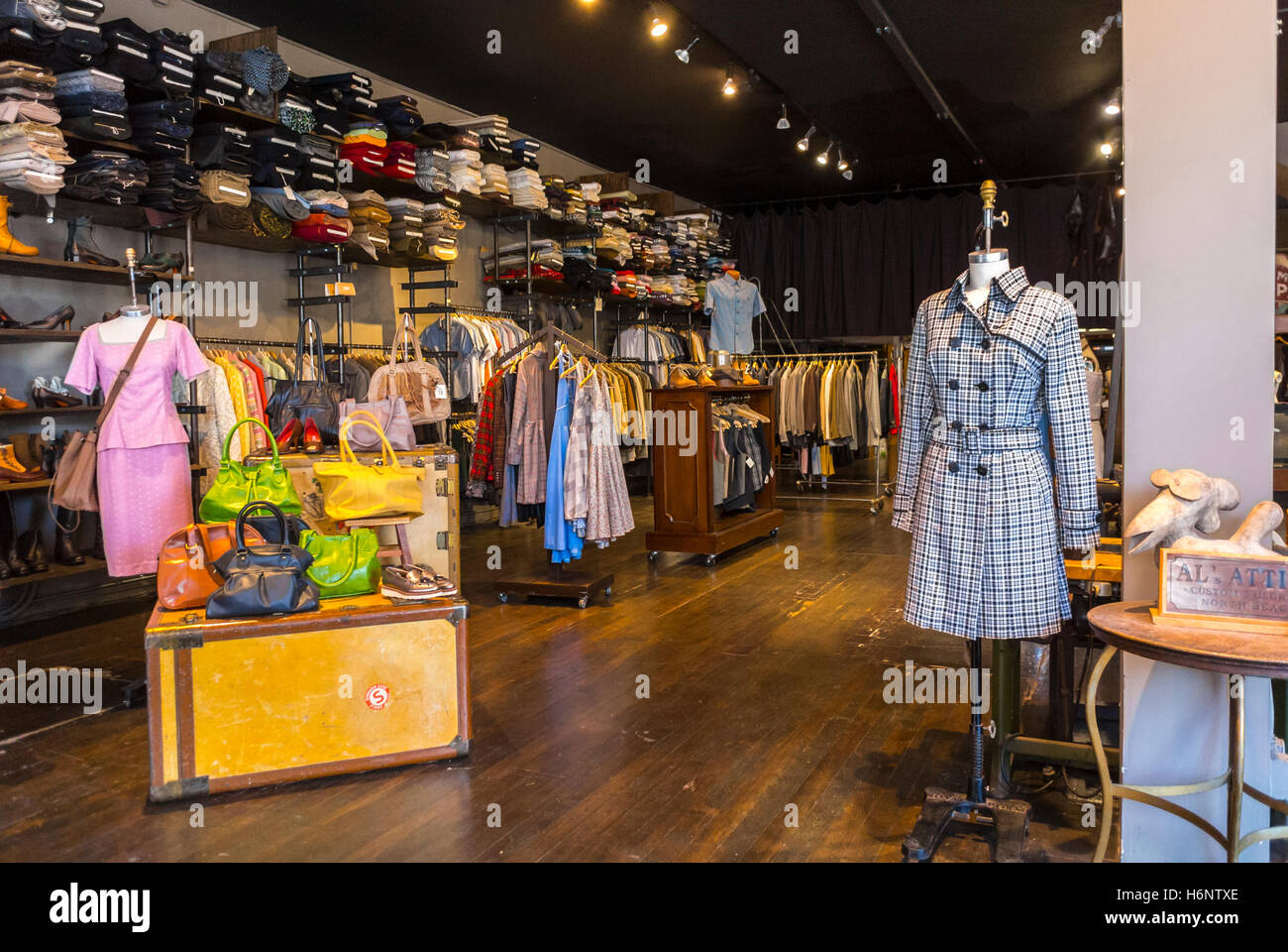 San Francisco, CA, USA, à l'intérieur, les vêtements Shopping dans les  magasins de mode, Al sa tenue vestimentaire, North Beach, des accessoires  féminins Photo Stock - Alamy