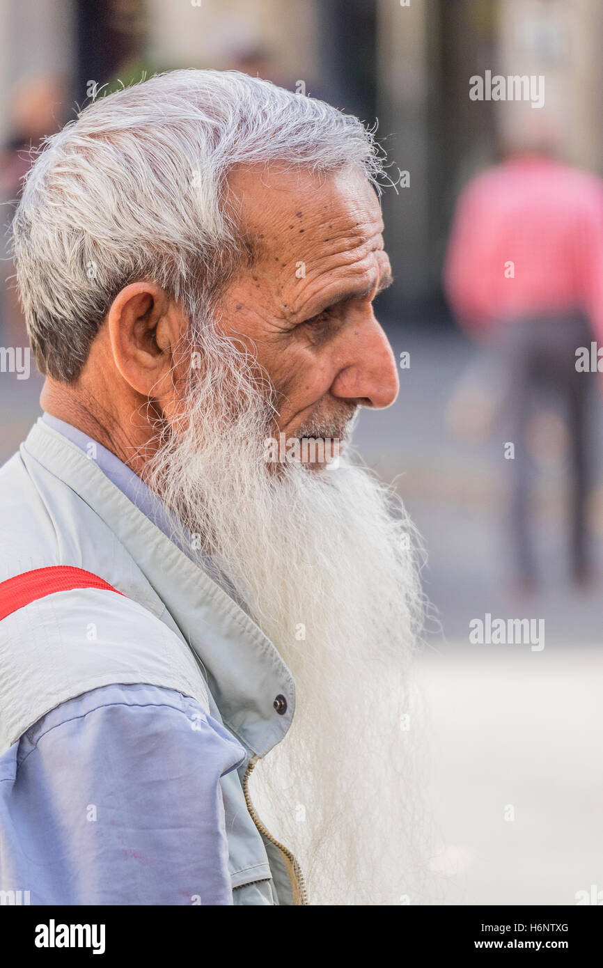 La tête et les épaules d'un vieillard à barbe blanche longue musulman dans la rue à Barcelone, Espagne. Banque D'Images
