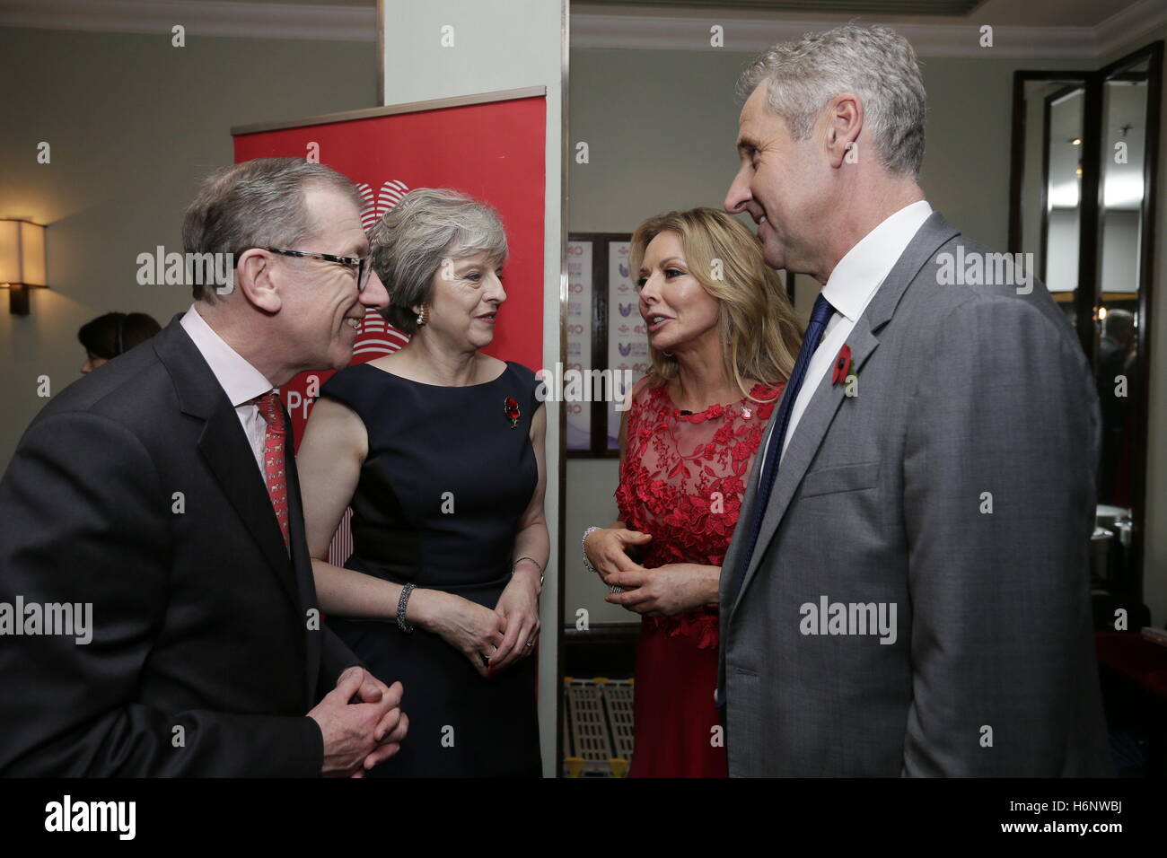 (De gauche à droite) Philip peut, Premier ministre Theresa May, Carol Vorderman et Mark Austin au Prince's Trust réception au Daily Mirror 2016 Pride of Britain Awards au Grosvenor House, Park Lane, London. Banque D'Images