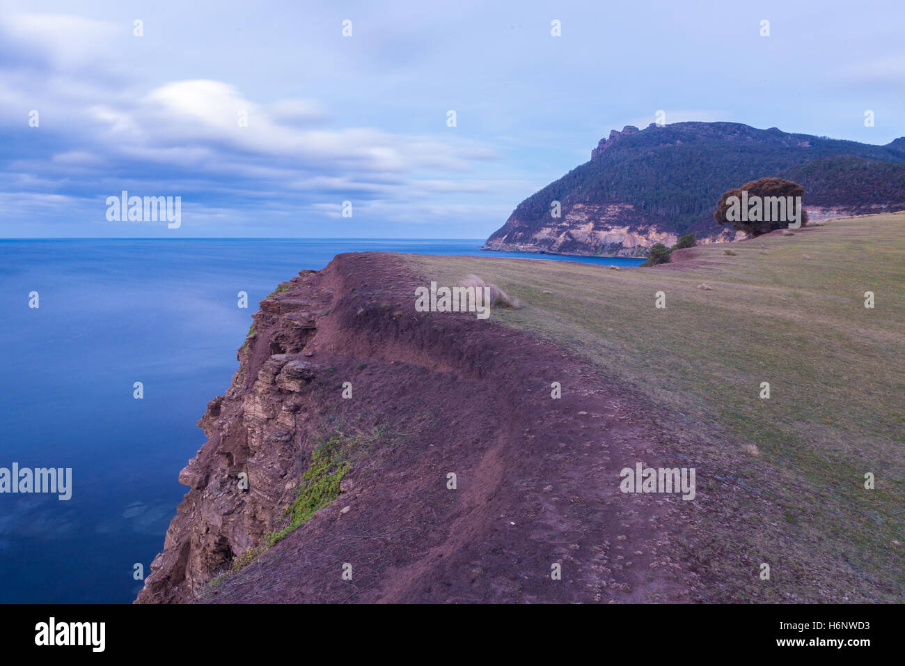 Maria Island Côte Nord, des falaises de la vue vers la voie Bishop et Clerk Banque D'Images