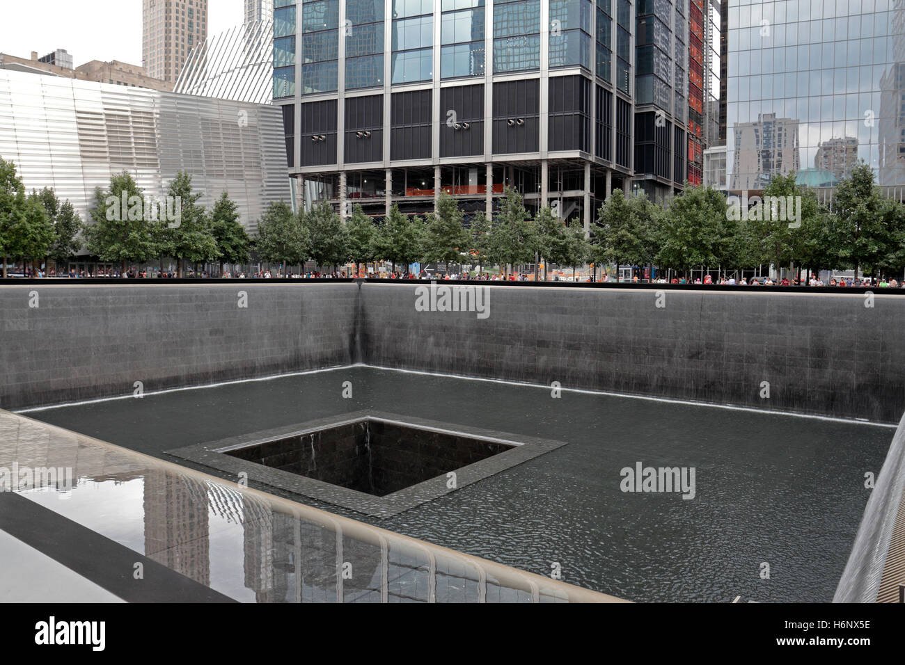 Une des piscines qui constituent le Mémorial National du 11 septembre, Manhattan, New York, United States. Banque D'Images