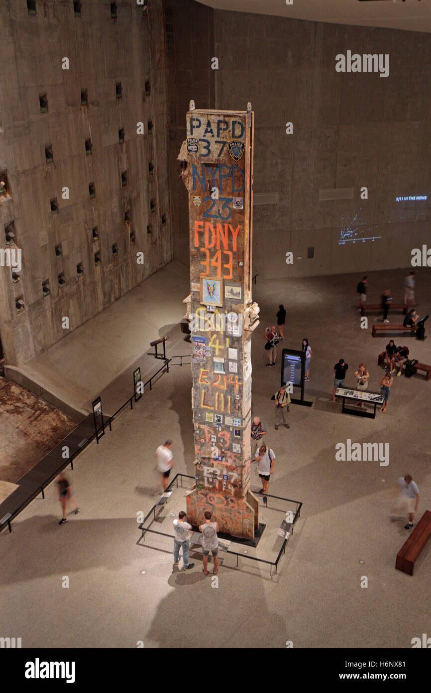 La dernière colonne du Comité permanent sur l'affichage dans le Hall de la Fondation, 9/11 Memorial Museum, New York, United States. Banque D'Images