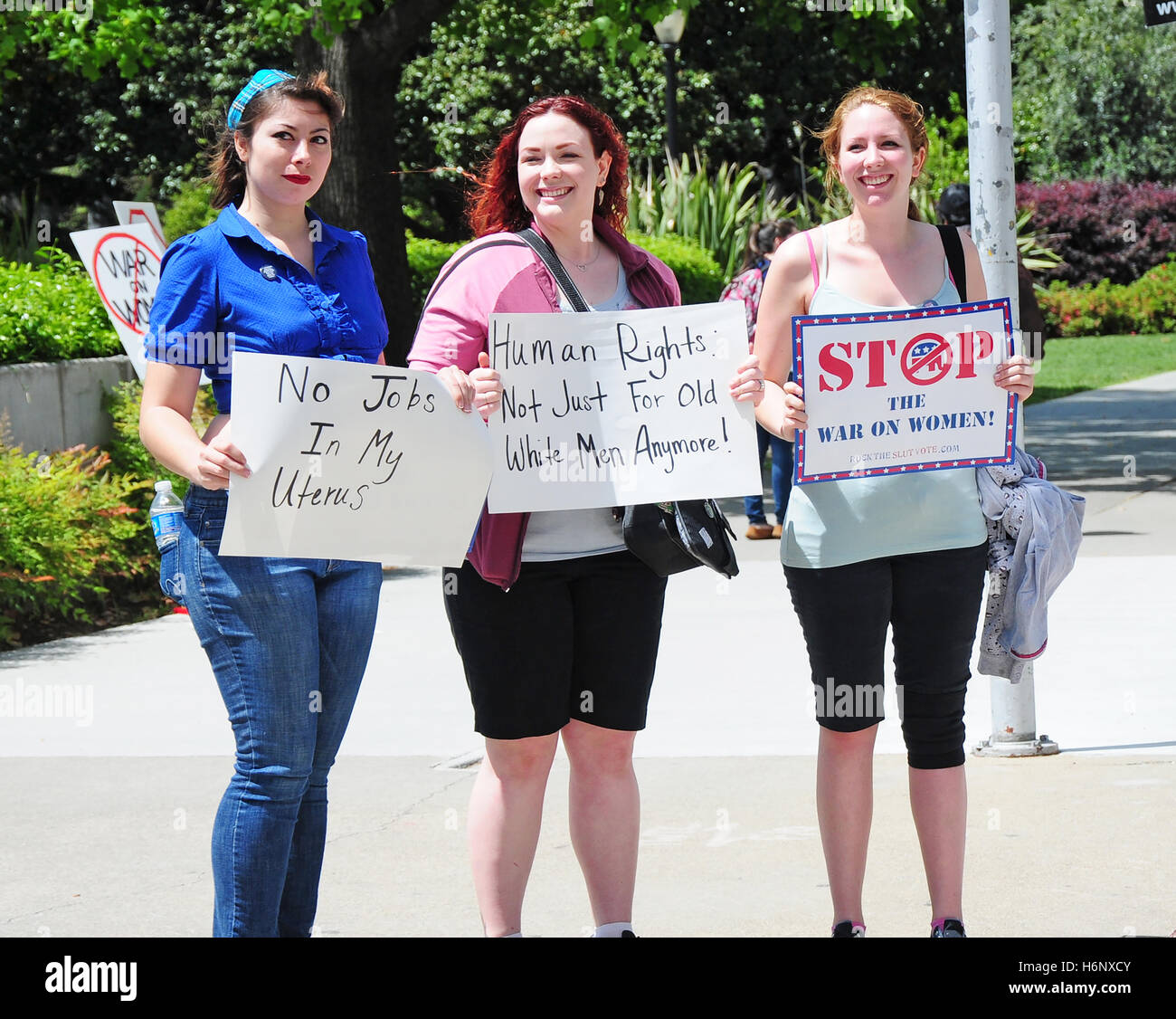 3 militantes est titulaire d'un signe à un pro choix protester contre Sacramento State Capitol pour les droits reproductifs. Banque D'Images