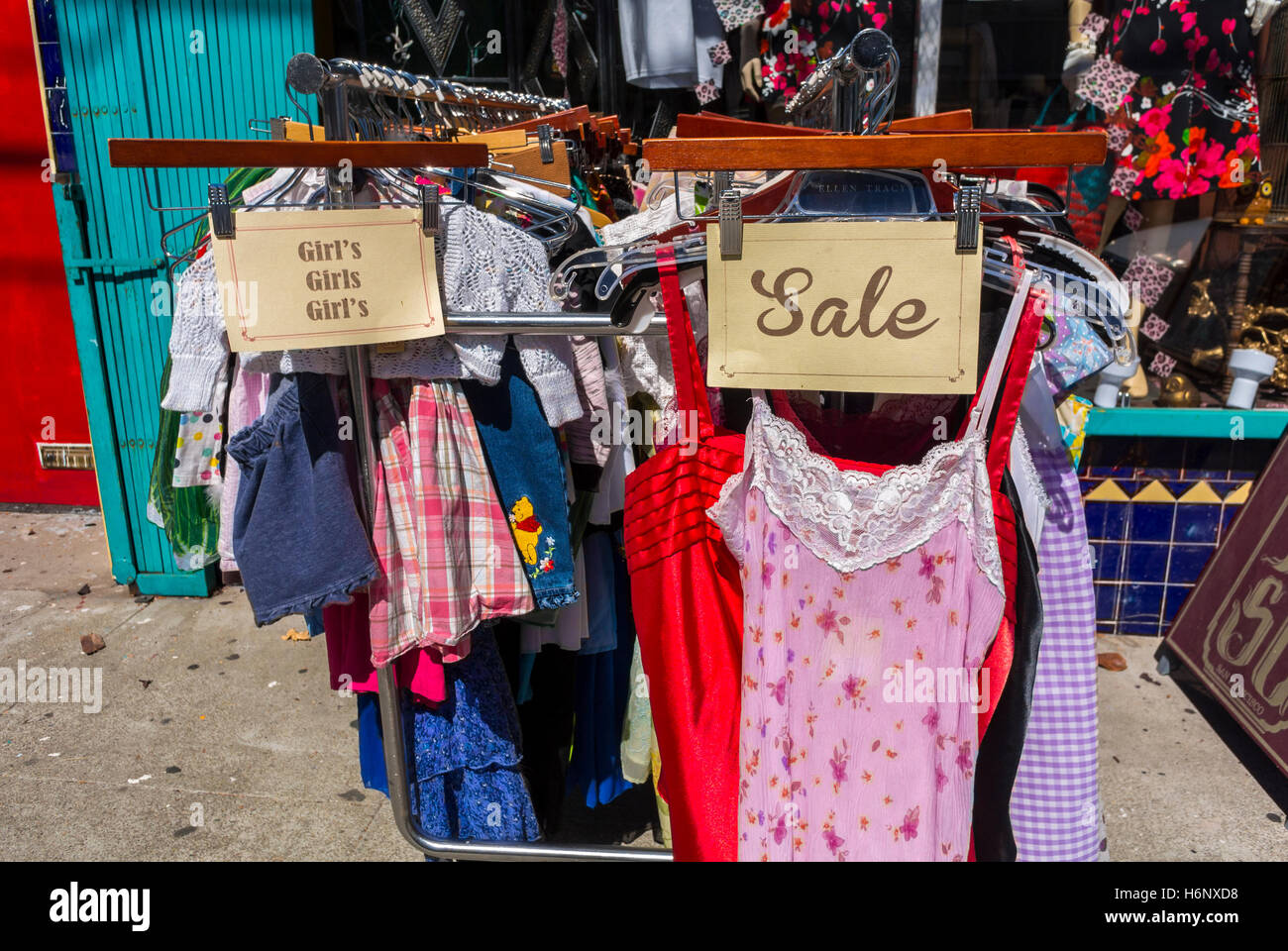 San Francisco, CA, USA, détail de vêtements Rack sur trottoir, scènes de rue, 'Est' VIntage Clothes Shop, Guerrero St., Mission District Banque D'Images