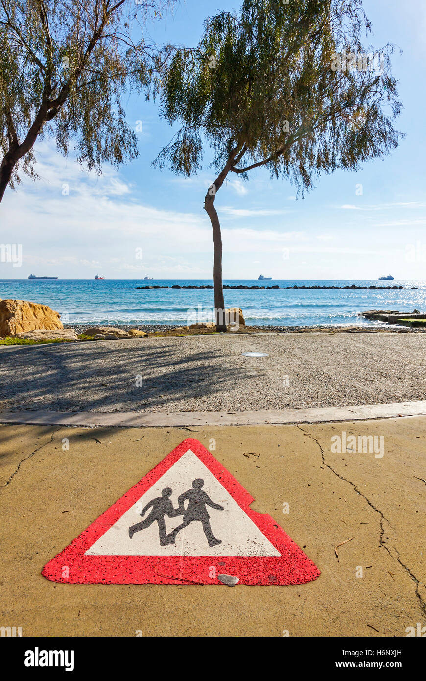 Panneau de signalisation, les piétons peints sur l'asphalte pour piétonnière au Molos park à Limassol, Chypre Banque D'Images