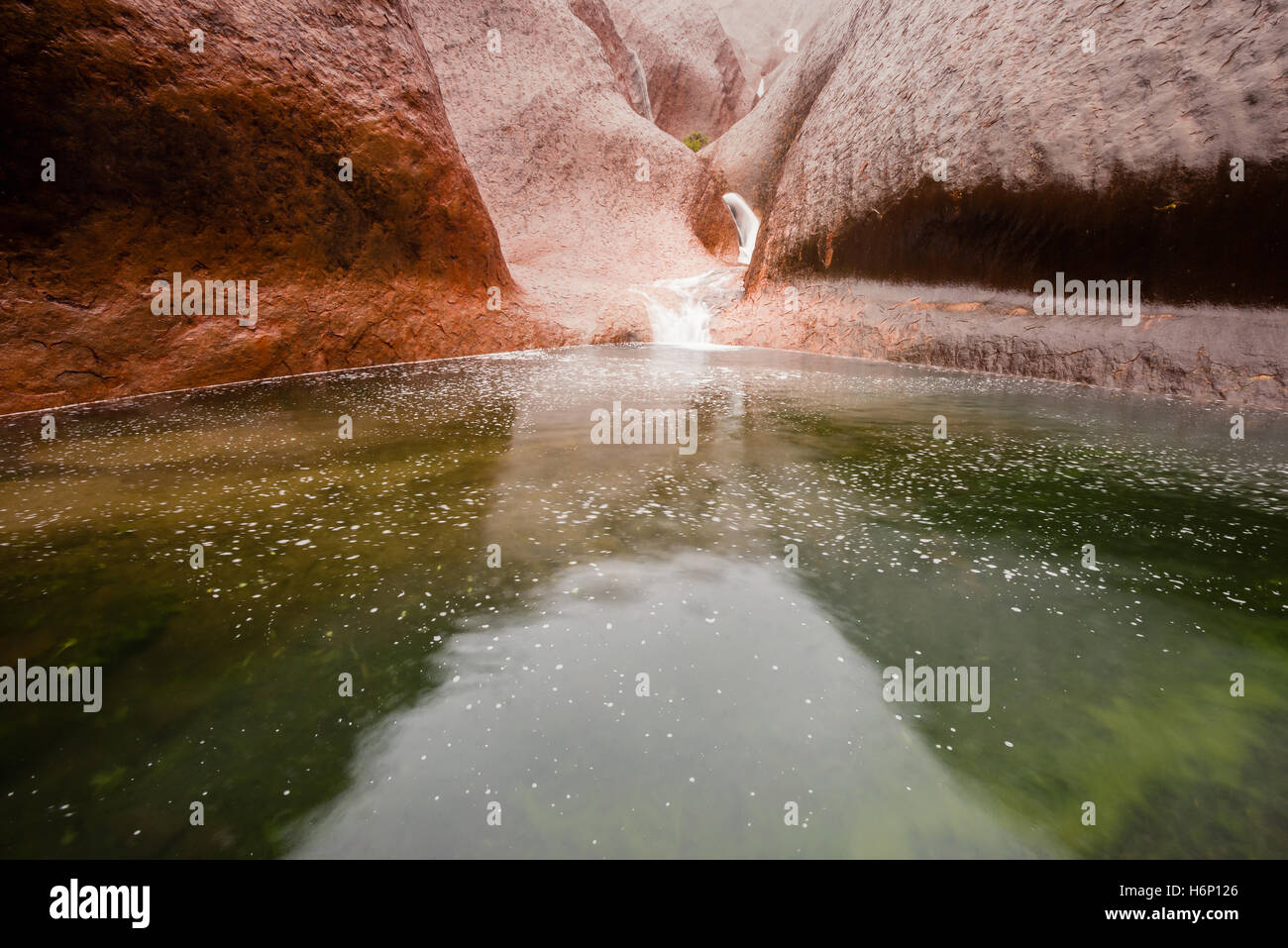 L'eau calme à Mutitjulu Waterhole, Uluru. Banque D'Images