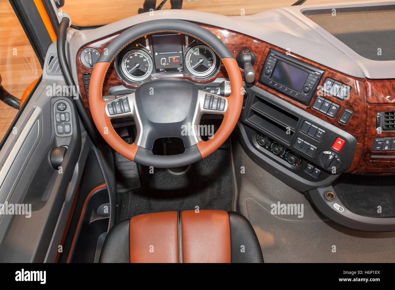 Tableau de bord d'un camion moderne avec un intérieur de luxe Photo Stock -  Alamy