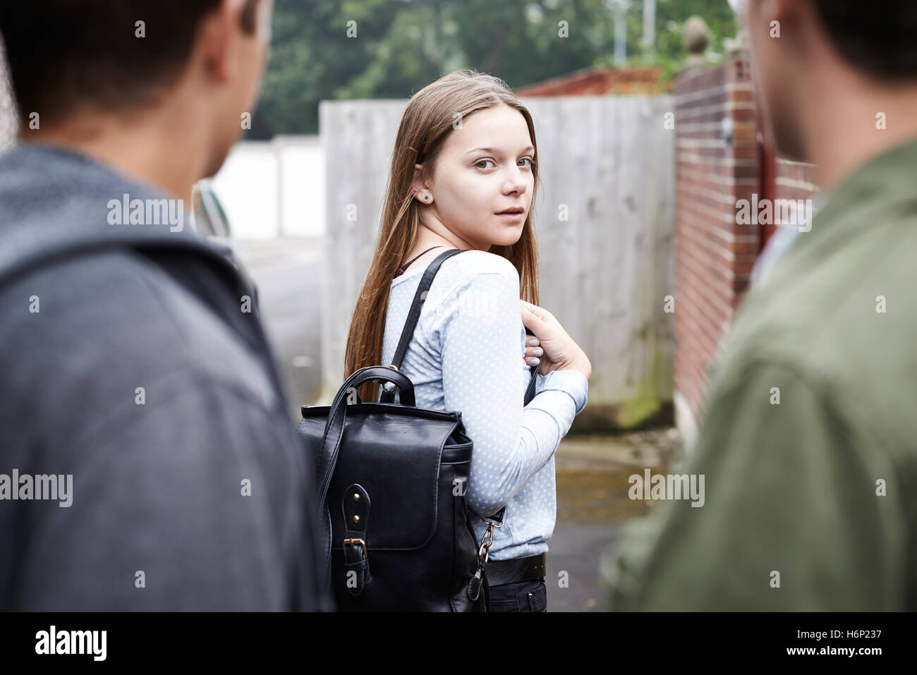 Adolescente qu'on la menace qu'elle marche Accueil Banque D'Images