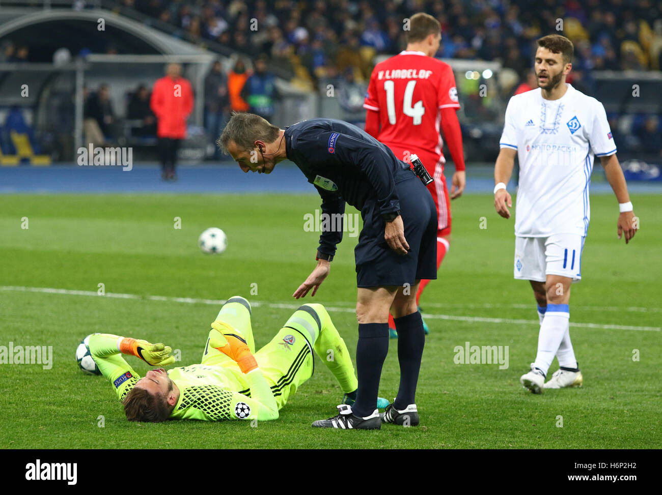 Kiev, UKRAINE - le 19 octobre 2016 : gardien de Benfica Ederson se trouve sur le picth pendant l'UEFA Champions League match contre FC Dynamo Kiev à NSC Olimpiyskyi stadium de Kiev, Ukraine Banque D'Images