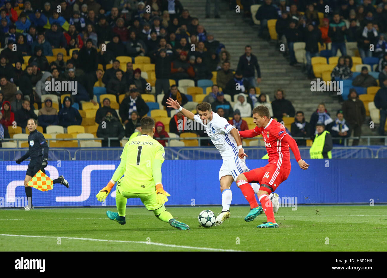 Kiev, UKRAINE - le 19 octobre 2016 : Junior Moraes, du FC Dynamo Kyiv (en blanc) se bat pour une balle avec Victor Nilsson Lindelof et gardien de Benfica Ederson lors de leur match de la Ligue des Champions de l'UEFA Banque D'Images