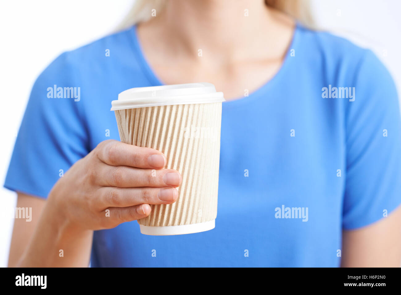 Femme tenant une tasse à café à emporter Banque D'Images
