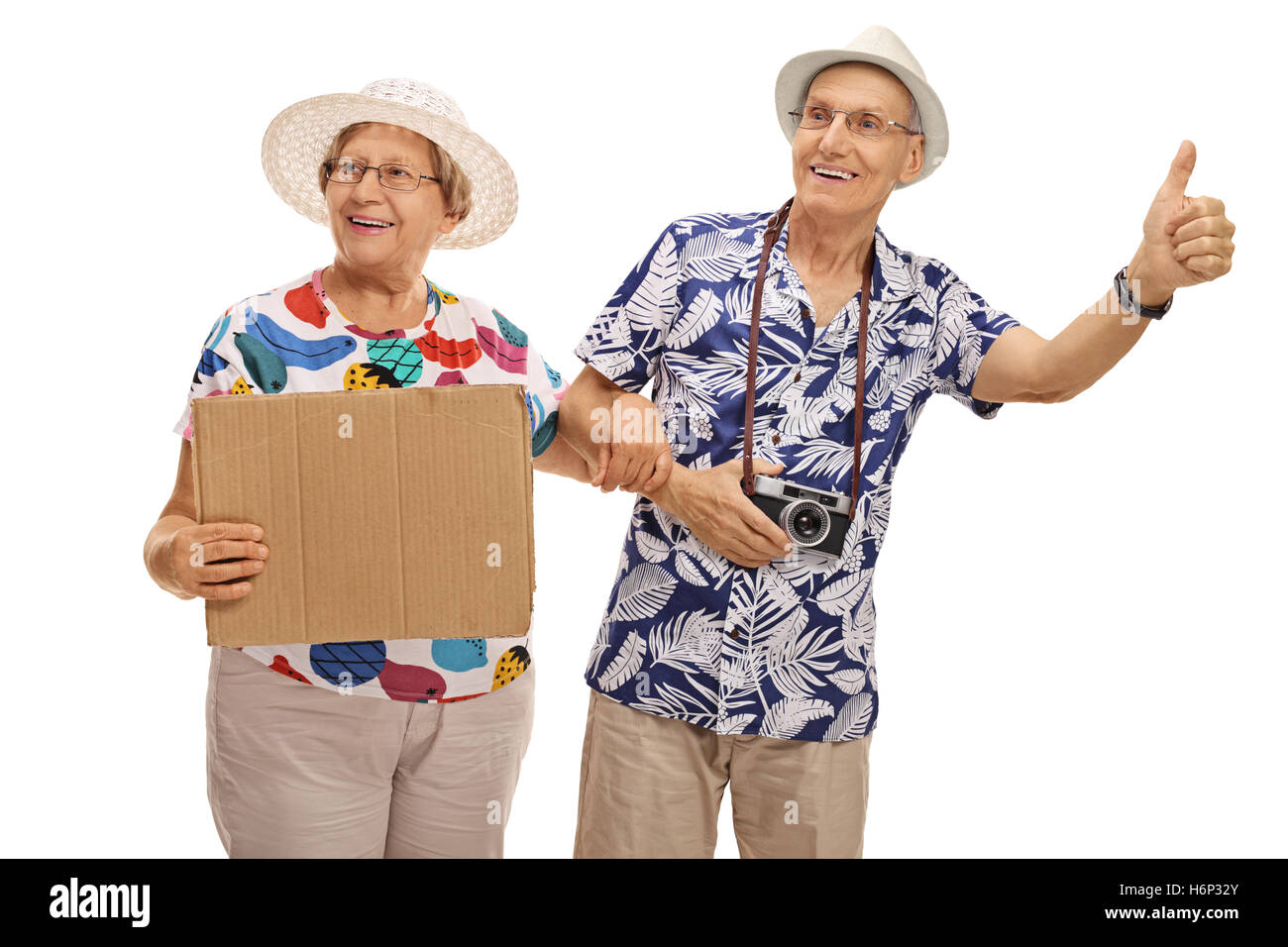 Les touristes d'âge mûr et l'auto-stop holding a blank sign carton isolé sur fond blanc Banque D'Images