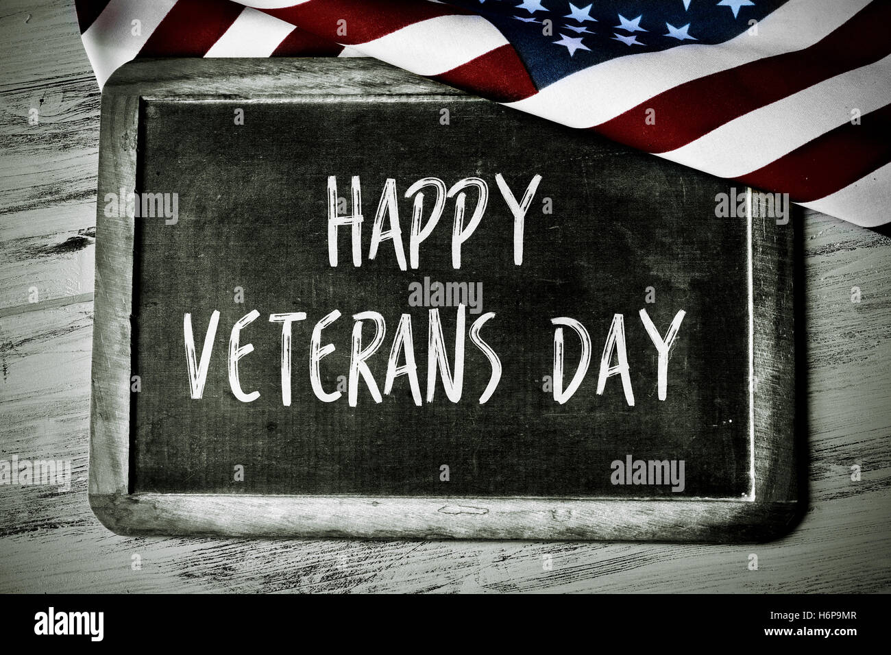Un tableau sur la Journée des anciens combattants heureux texte en noir et blanc et le drapeau de l'United States full color Banque D'Images