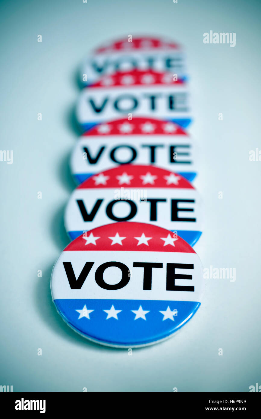 Certains badges alignés avec le mot vote écrit en C, pour les États-Unis, l'élection avec un léger vignettage ajouté Banque D'Images
