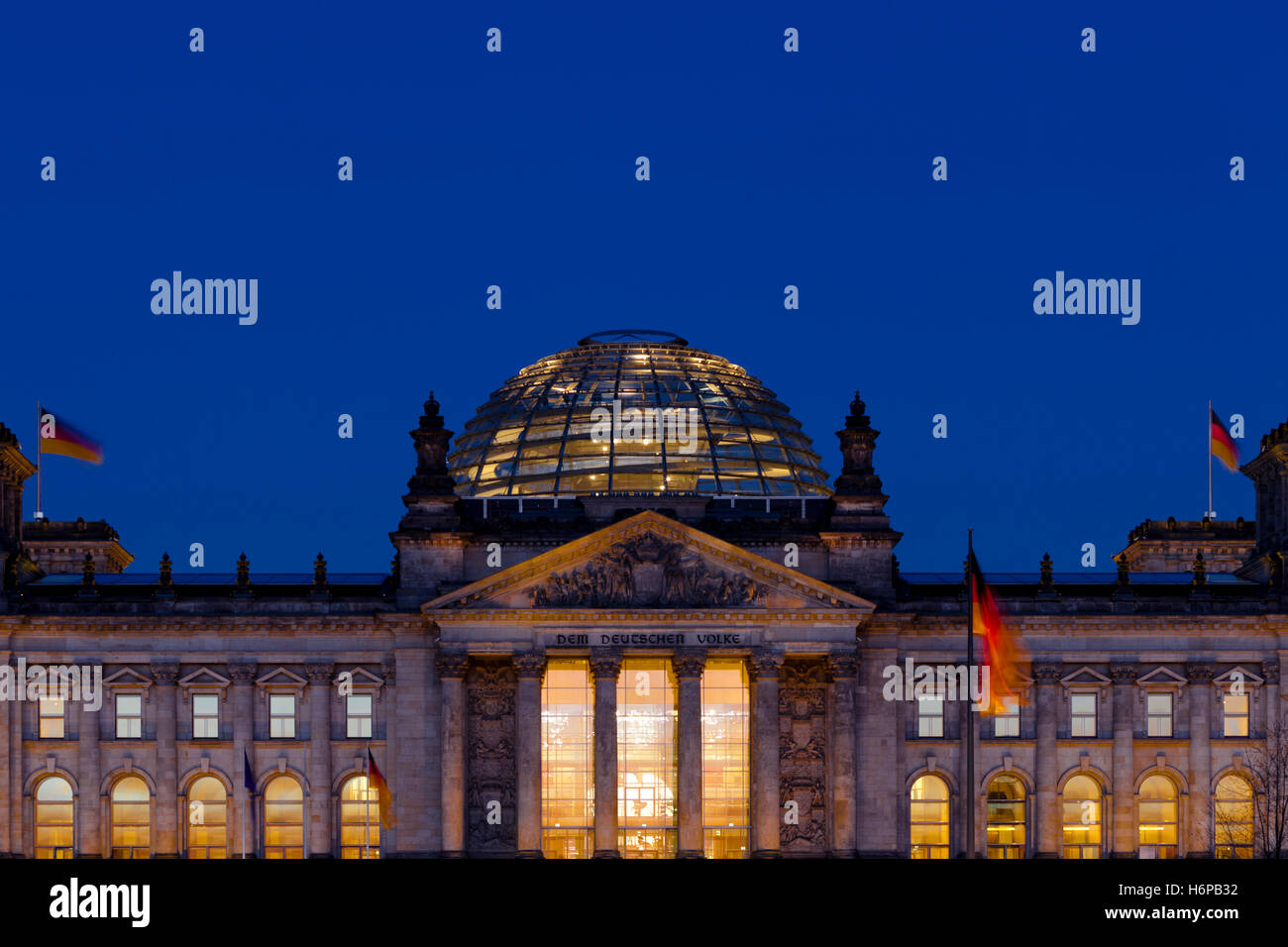 Le Reichstag à Berlin dans la soirée Banque D'Images