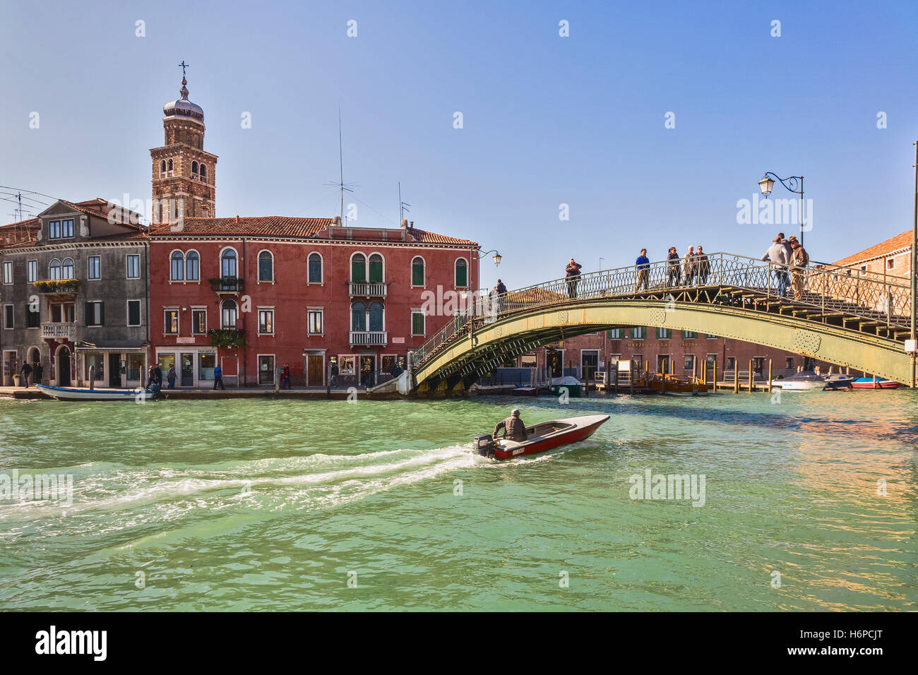 Bateau de Moteur en passant sous un pont de l'île de Murano Venise Italie Banque D'Images
