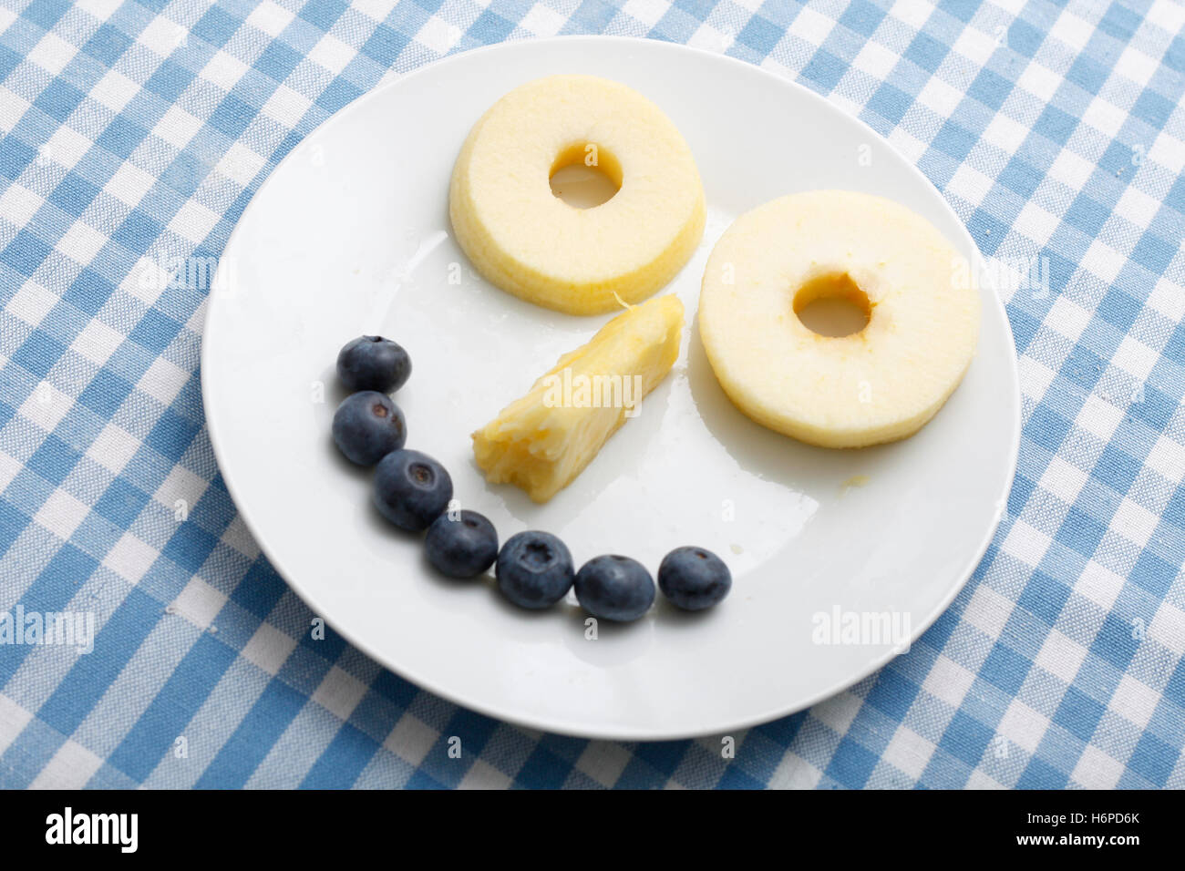 Aliment alimentaire visage doux plateau de fruits raisins plat régime ananas drôle de Repas Déjeuner Dîner Souper smiley heureux sans ambition Banque D'Images